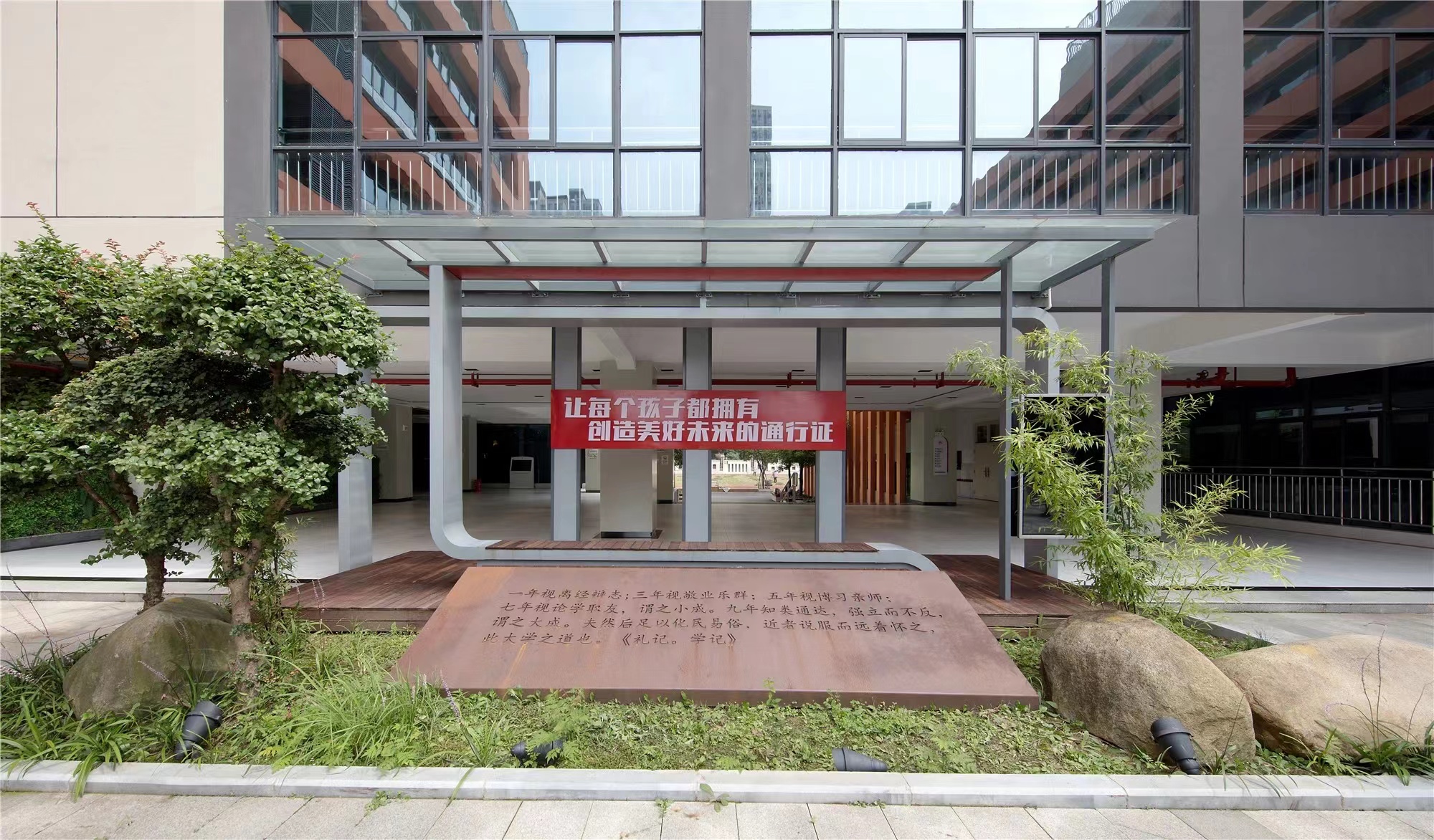 【學校案例】今泰裝飾在武漢市先后完成了與紅領巾學校6個校區(qū)的項目交付！(圖1)